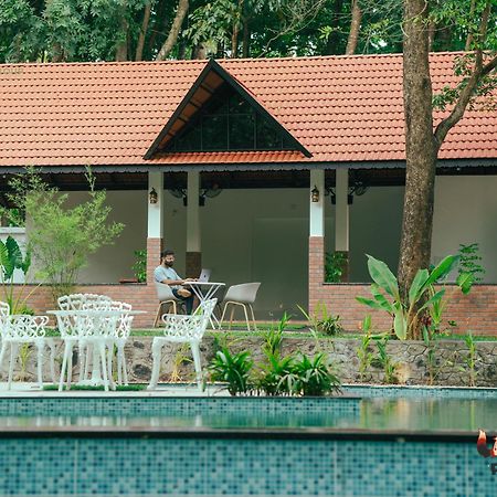 Athirapilly On The Rocks Hotel Athirappilly Exterior photo